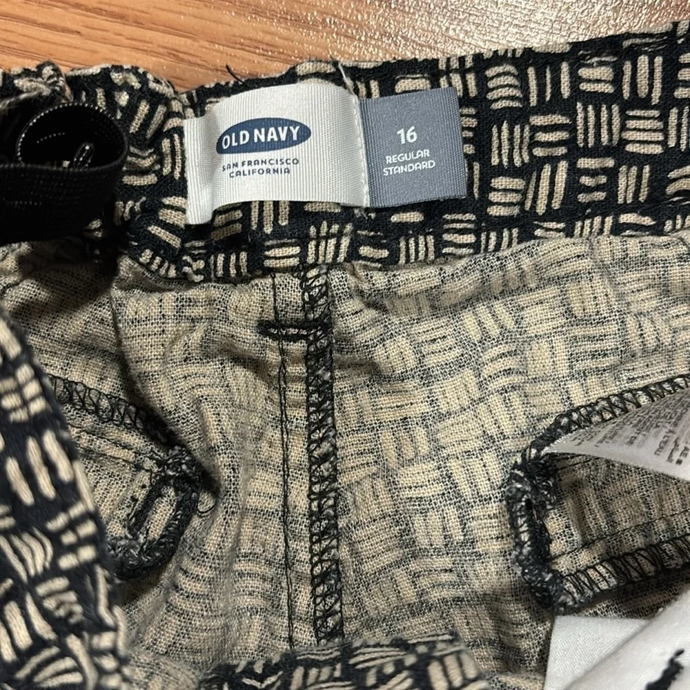 Old Navy girls size 16 shorts with adjustable waist. Tan and black cute & trendy
